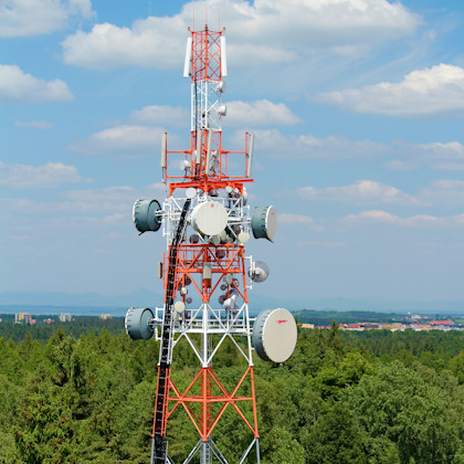 Site télécom cellulaire rouge et gris